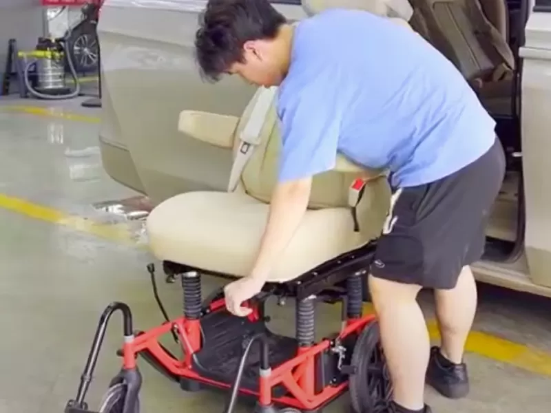 Buick GL8 ini diubahsuai dengan kerusi pusing di baris tengah