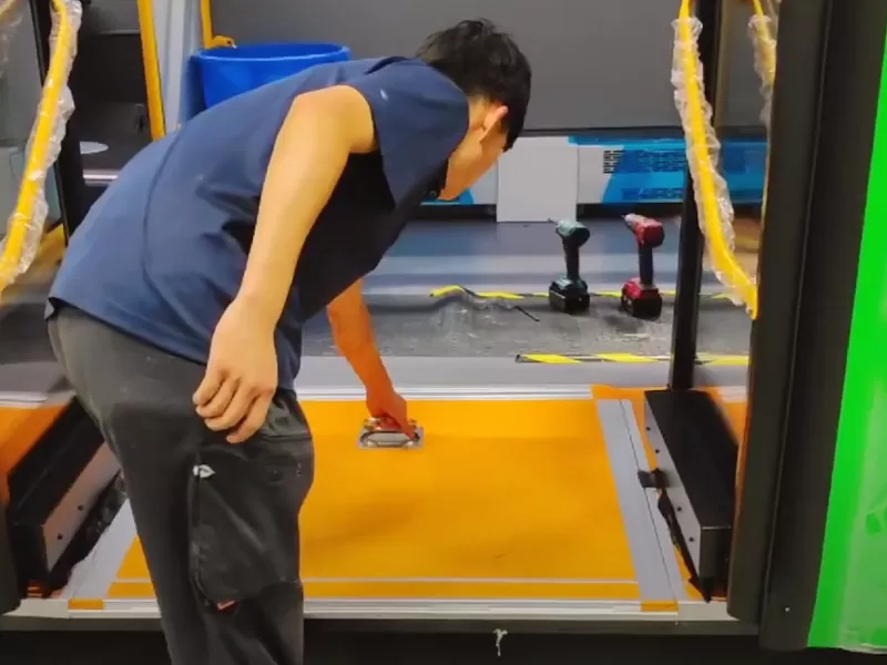 Bas yang boleh diakses ini diubahsuai dengan susur kerusi roda Flip Manual Xinder-Tech