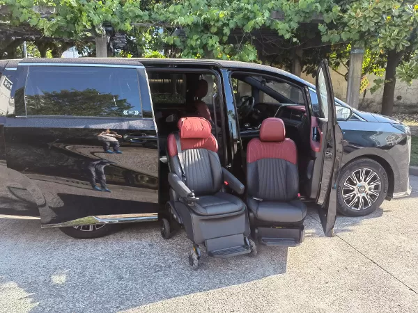Trumpchi E9 baris tengah dan juruterbang bersama kali kerusi pusing