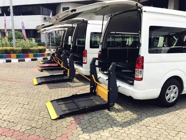 Peranti mengangkat kerusi roda dan peranti penetapan kerusi roda (permainan perenggan asia ke-3)